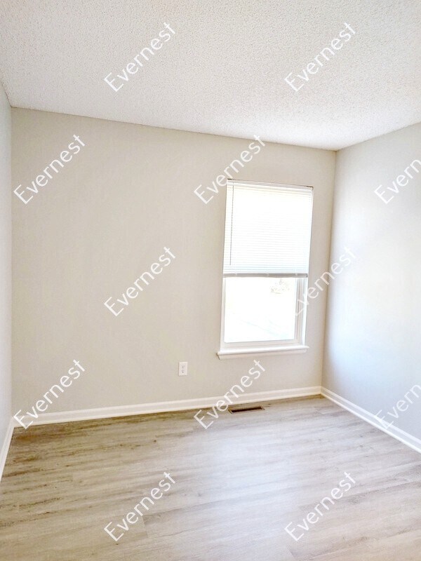 Building Photo - 4 Bed/2 Bath Home with Garage / Pet-Friendly / Coming Soon!