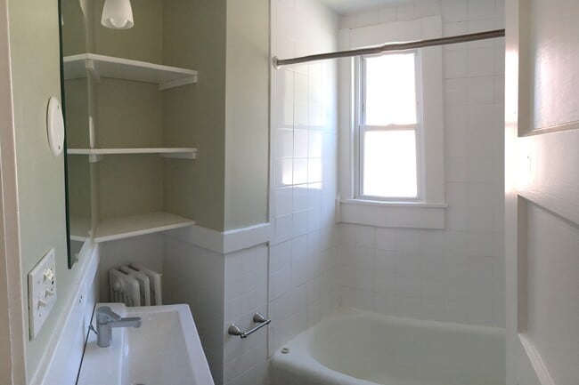 Bathroom fisheye view - 195 Bolton St