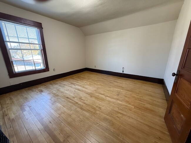 Building Photo - West Allis 3 bedroom 1.5 bath large 2 car ...