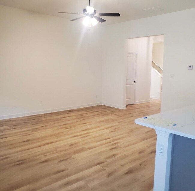 Building Photo - 6038 Daffodil Ln