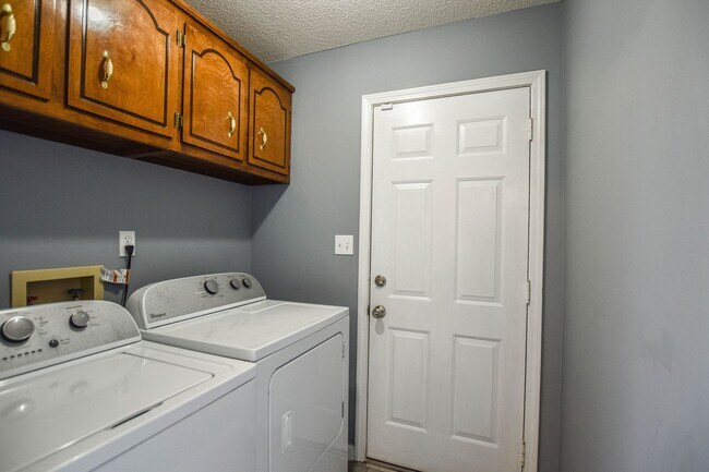 Building Photo - Pet Friendly Ranch!