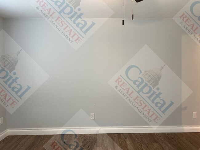 Building Photo - Updated 3 Bedroom