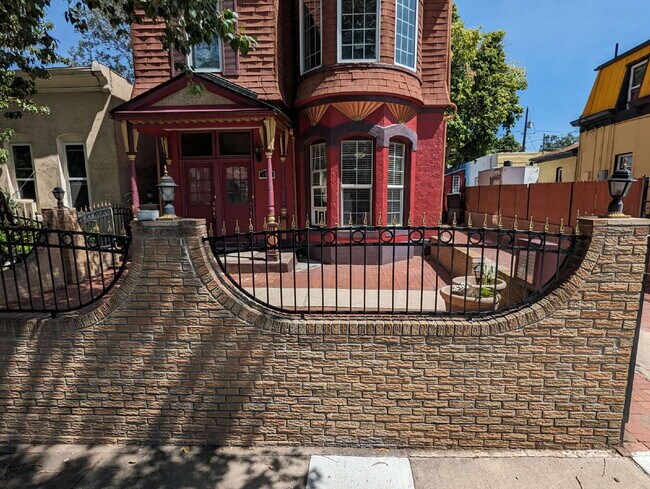 Building Photo - Historic 2 Bed / 1 Bath Townhome near Down...