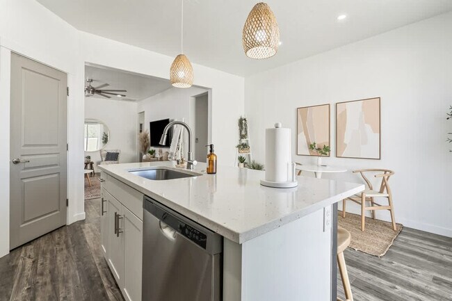 Building Photo - 2092 W Bella Ln