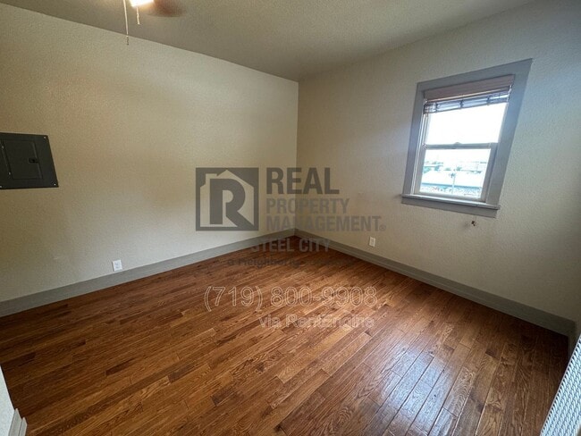 Building Photo - 902 W 11th St