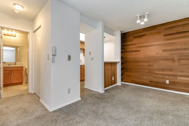 Building Photo - Bellevue Manor Condo, Great Location acros...
