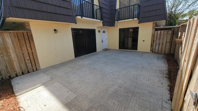 Building Photo - 117 1st Ct