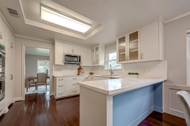 Building Photo - 10118 Briar Forest Dr