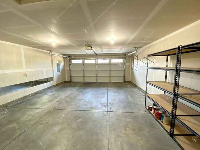 Building Photo - Central Oregon Living: Bright Home with Fi...