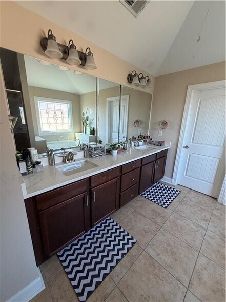 Building Photo - 970 Reserve Point Pl