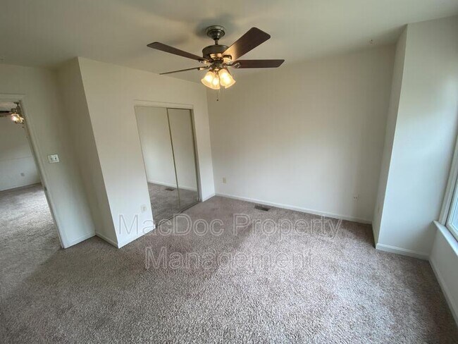 Building Photo - 227 Bend Farm Rd