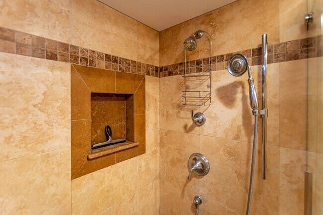 Building Photo - Fully Furnished 2 Bed/ 2 Bath Hale Kanani ...