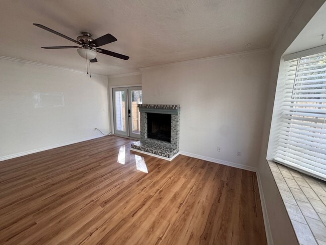 Building Photo - Spacious 2-bedroom, 1.5-bath end-unit townhouse in Carriage House