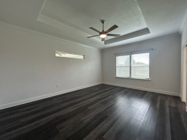 Building Photo - Immaculate 3/2 with Yard, Garage, and Pet ...