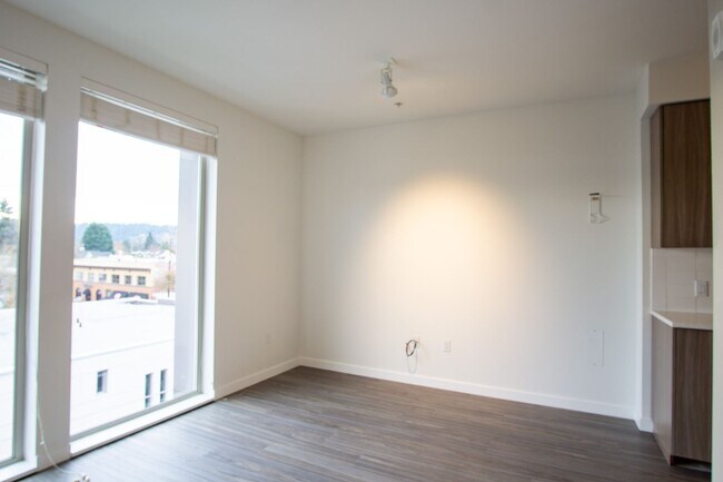 Building Photo - Modern + Chic Top Floor Studio Ready Early...