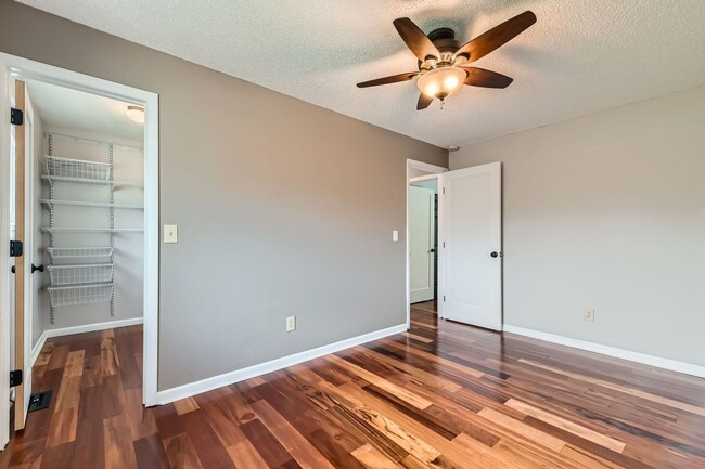 Building Photo - 4 Bedroom 2 Bath House In Louisville! Avai...