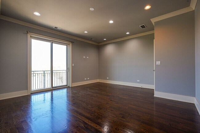 Building Photo - Luxurious 3BR/2BA Condo – Near University of Chicago in the heart of Hyde Park!