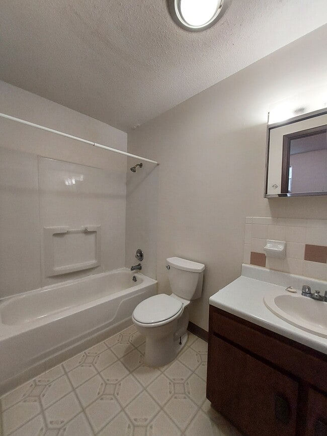 Building Photo - 187 Buckingham St