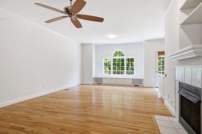 Building Photo - 2645 Blossom Trail E
