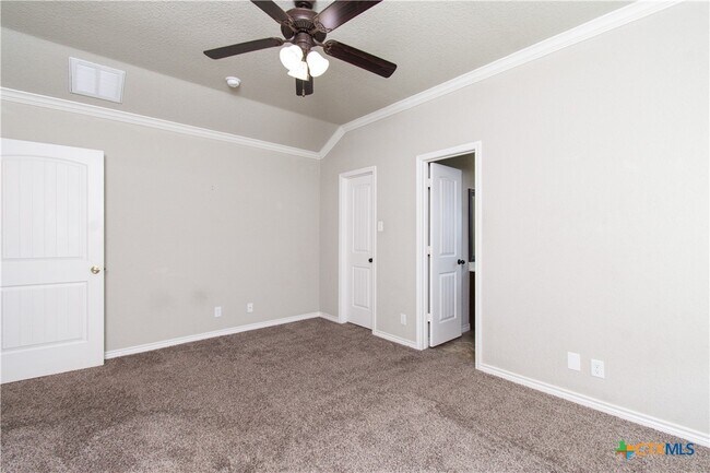 Building Photo - 2604 Hector Dr