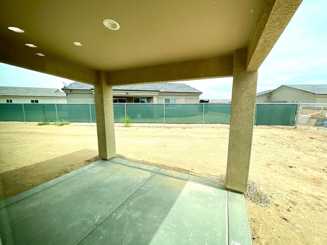 Building Photo - Built in 2024, 3 bedroom, 2 bathroom home located in Golden Valley, AZ