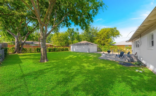 Building Photo - 3 Bedroom home in highly desireable area