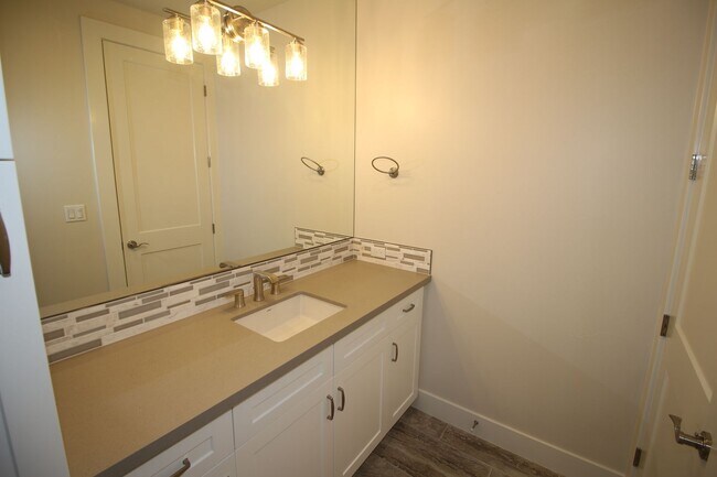Building Photo - 2104 E Las Palmas Dr