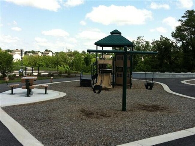 Building Photo - Modern 3 Bedroom Townhome with Garage & Outdoor Amenities!