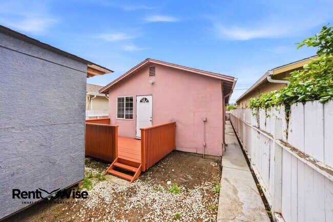 Building Photo - 657 Hurlingame Ave
