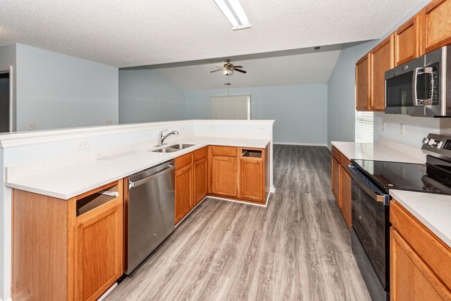 Building Photo - 4 Bedroom, 2 Bathroom Home in Park Hill Pl...