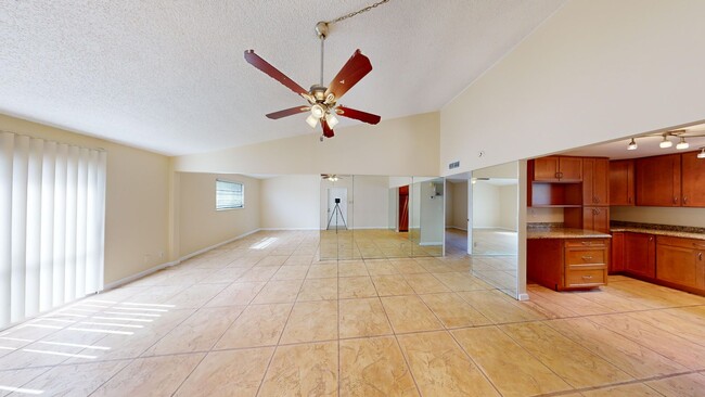 Building Photo - 1br /1bath Condo With Den Available Now In...