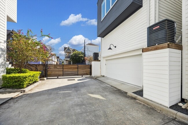 Building Photo - 1131 W 17th St