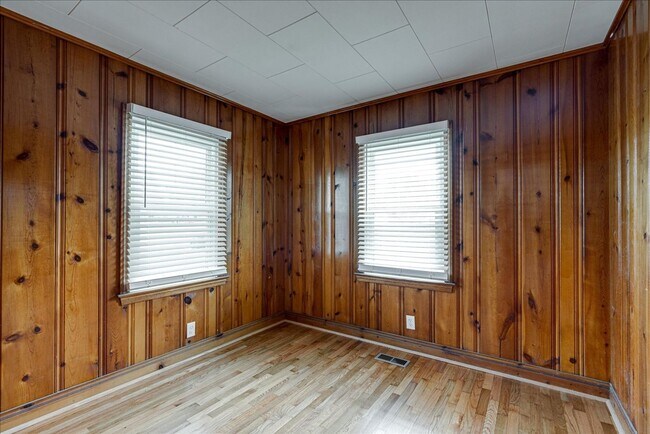 Building Photo - 3 bedroom home in Red Bank!