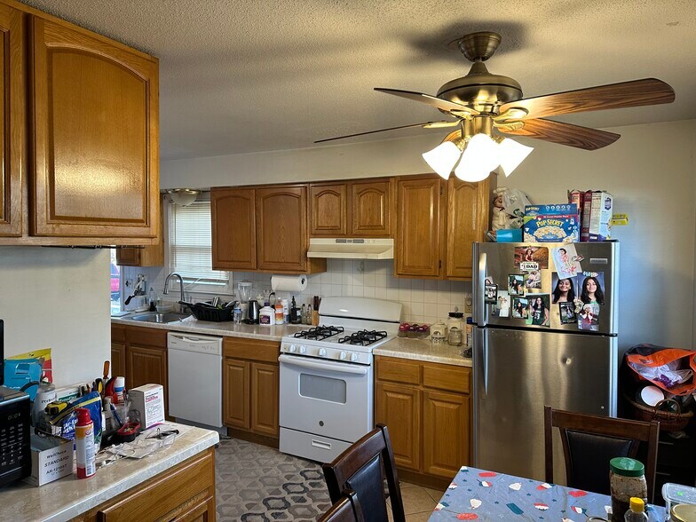 Building Photo - 63 Elm St