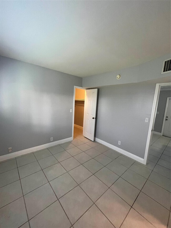 Building Photo - 1311 NE 18th St