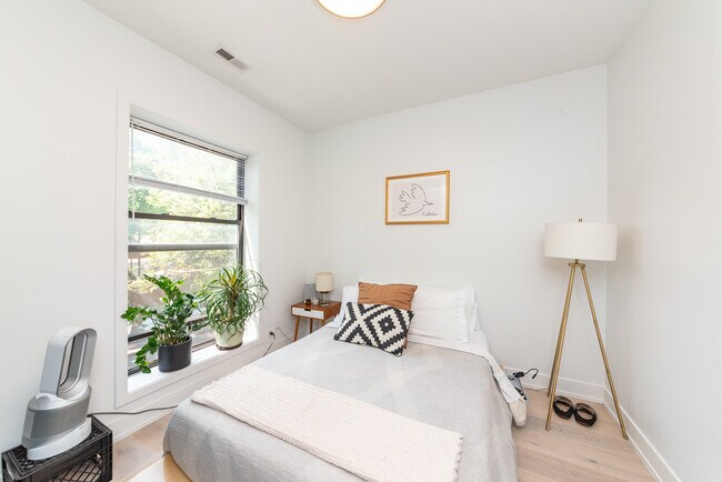 Building Photo - 1336 W Bryn Mawr Ave