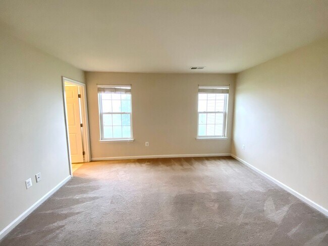 Building Photo - JUST REDUCED!!!!  3 Bedroom Townhome in Waynesboro!