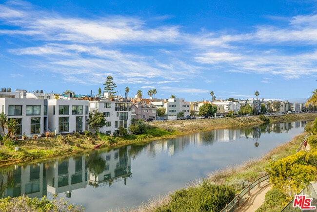 Building Photo - 5201 Vía Donte