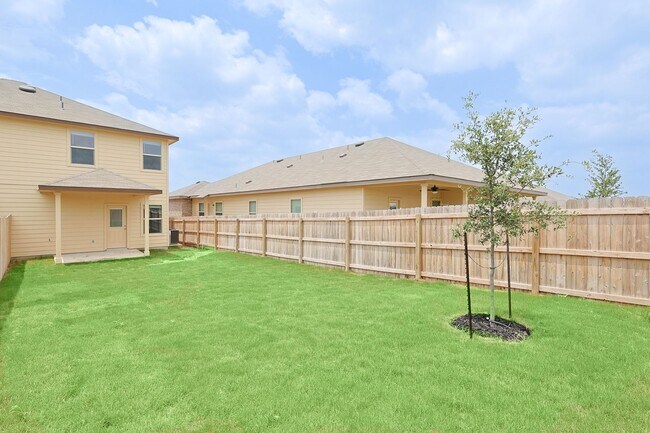 Building Photo - Modern Townhouse in New Braunfels