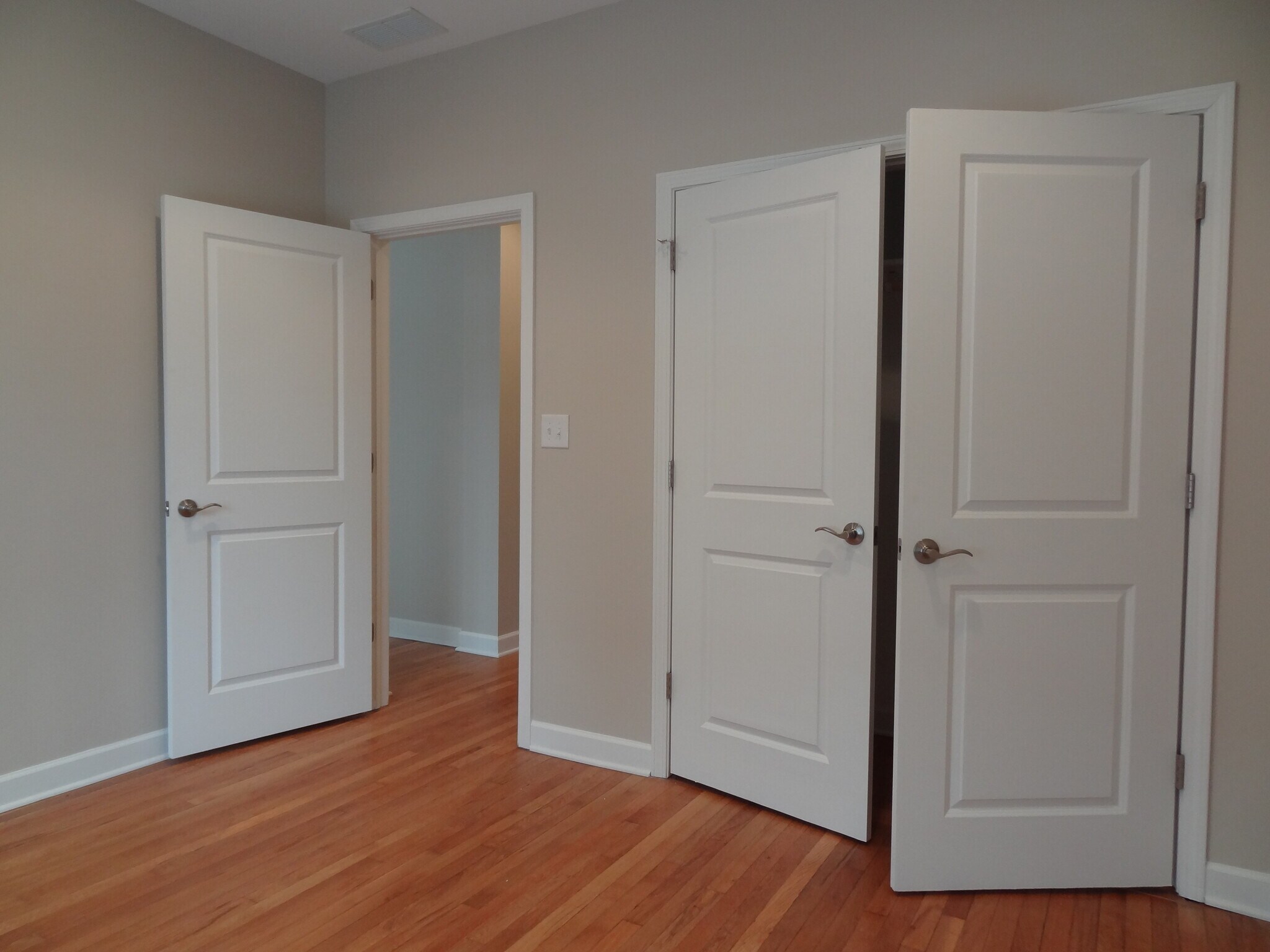 Building Photo - 1804 N Sheffield Ave