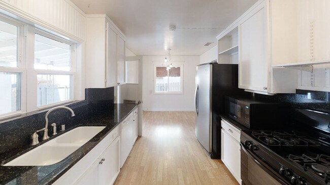 Building Photo - 3BD/2BA on Dorothy Drive!