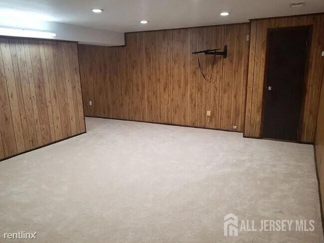 Building Photo - 804 Maple Hill Dr