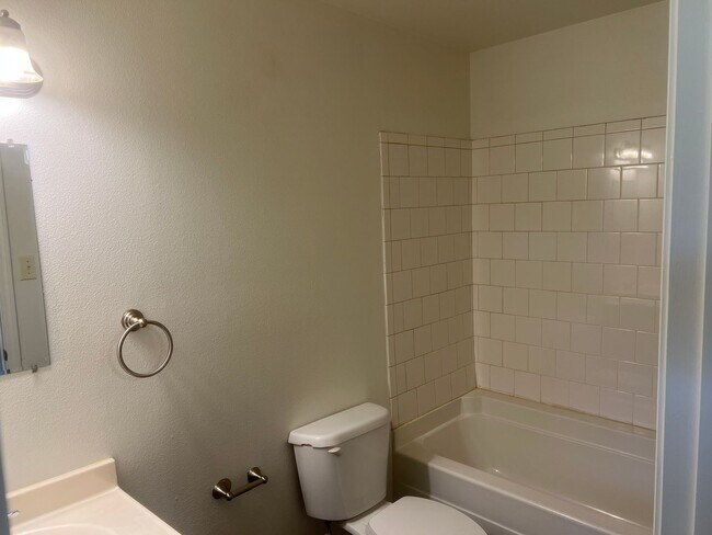 Building Photo - 3 Bed 2 Bath Duplex