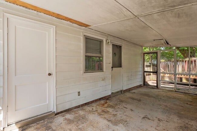 Building Photo - Large Home in Four Seasons Area, Hardwoods, Dining Room, Screed Porch, Fenced!