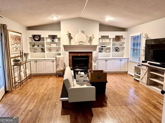 Building Photo - 2805 Pine Hill Dr