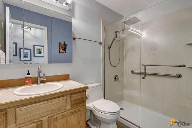 Building Photo - Fully Furnished Three Bedroom Executive Re...