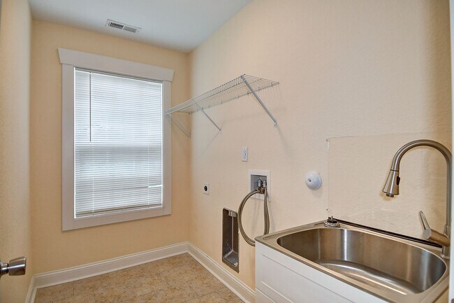 Building Photo - MOVE IN READY! GORGEOUS HOME IN CHESAPEAKE!