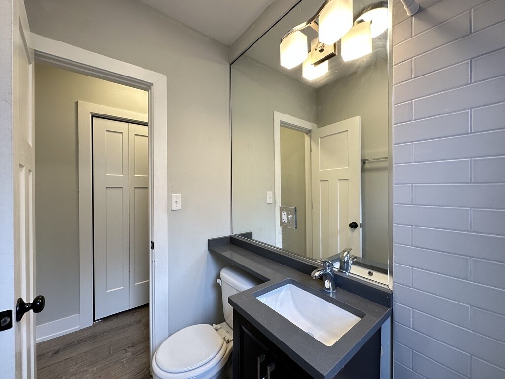 Building Photo - 434.5 W Belden Ave