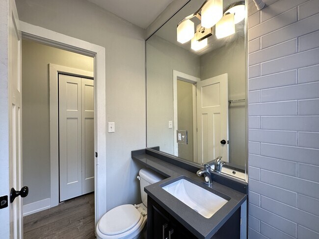 Building Photo - 434.5 W Belden Ave