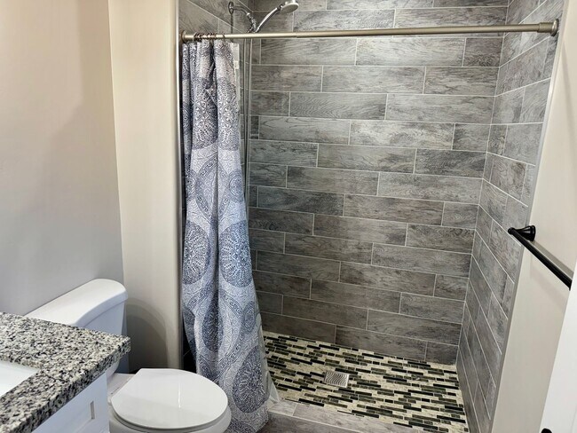 Building Photo - Enjoy the afternoon views in the 3 Bedroom...